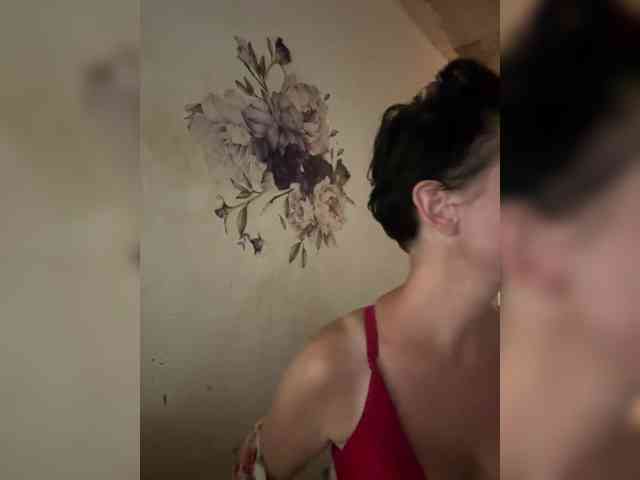 RoyalBreasts webcam