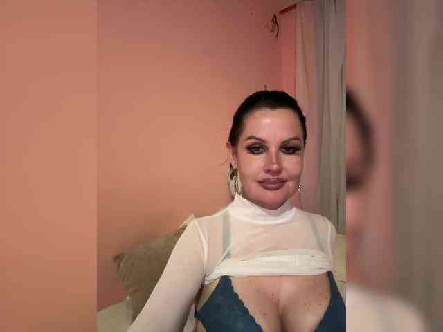 RoyalBreasts webcam