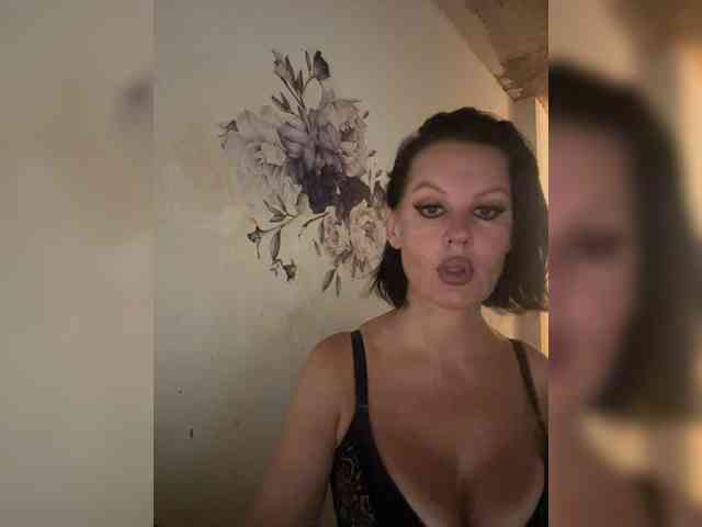 RoyalBreasts webcam
