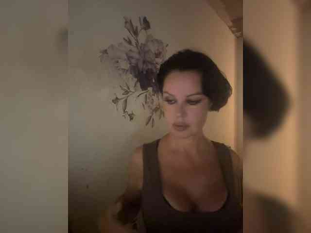 RoyalBreasts webcam