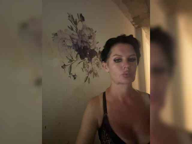 RoyalBreasts webcam