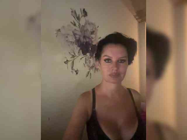 RoyalBreasts webcam