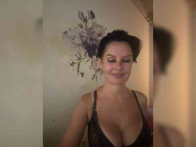 RoyalBreasts webcam