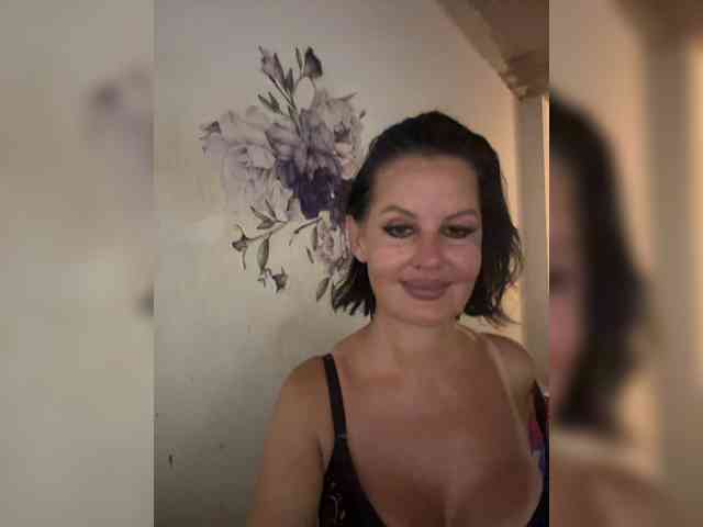 RoyalBreasts webcam