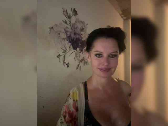 RoyalBreasts webcam