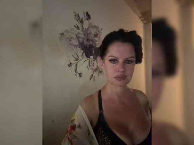RoyalBreasts webcam