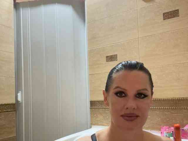 RoyalBreasts webcam