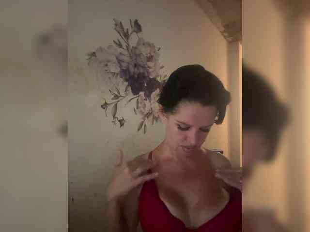 RoyalBreasts webcam