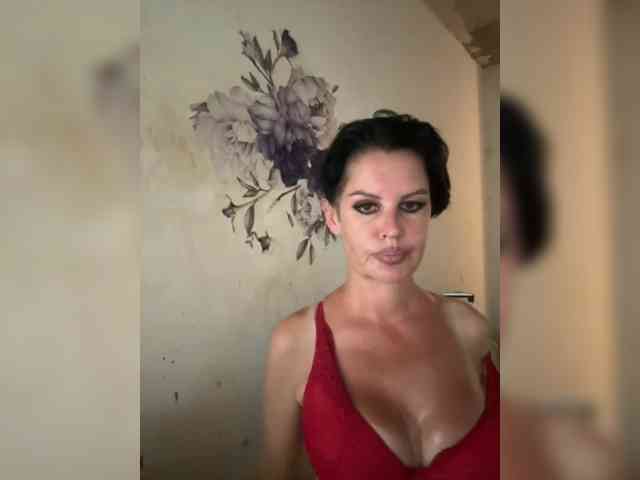 RoyalBreasts webcam