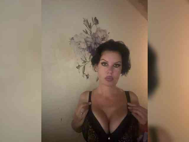 RoyalBreasts webcam
