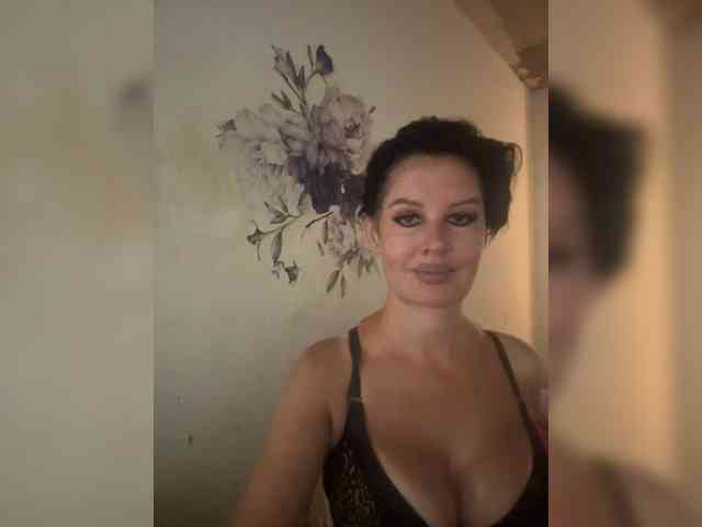 RoyalBreasts webcam