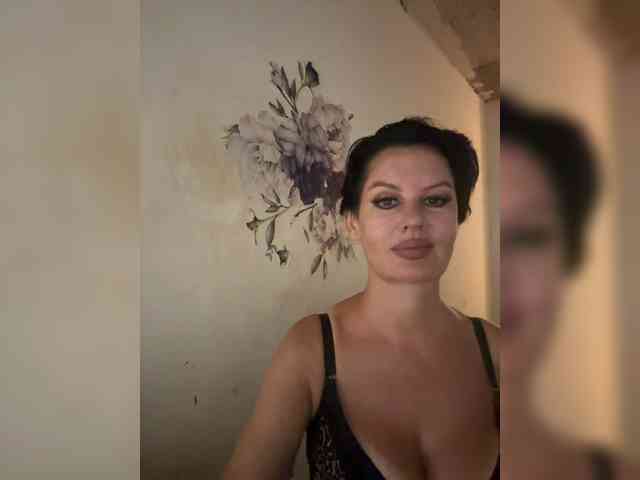 RoyalBreasts webcam