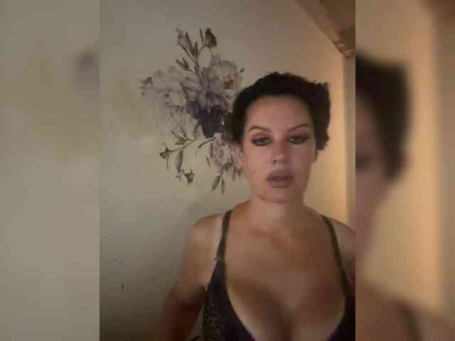 RoyalBreasts webcam