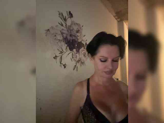 RoyalBreasts webcam