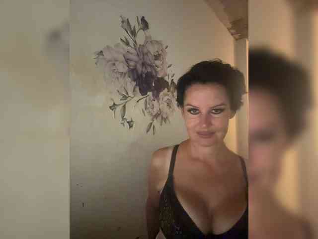 RoyalBreasts webcam