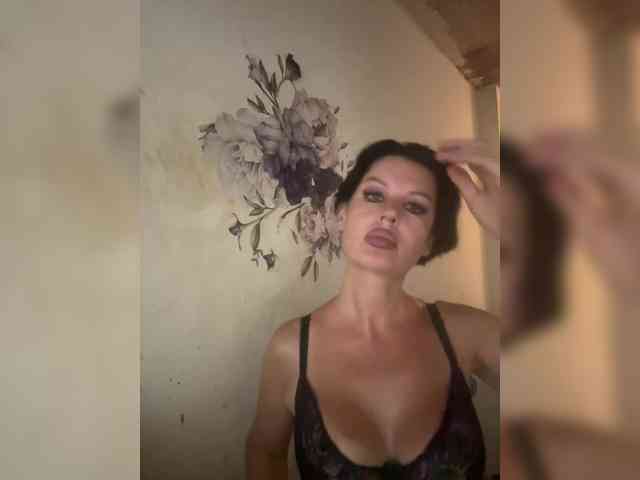 RoyalBreasts webcam