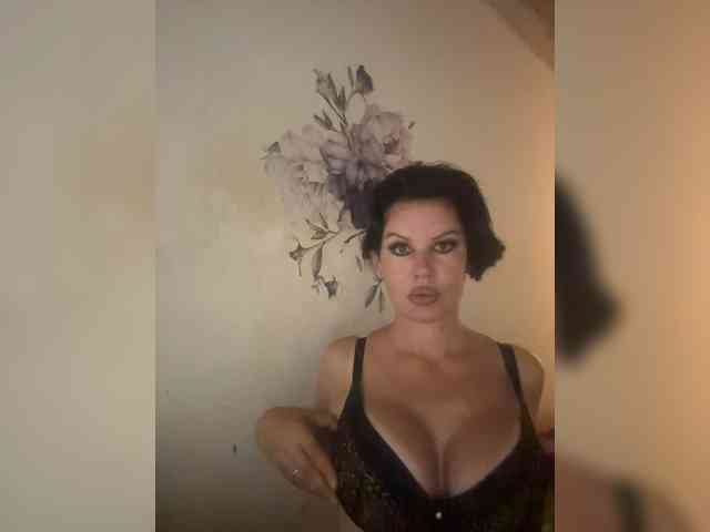 RoyalBreasts webcam