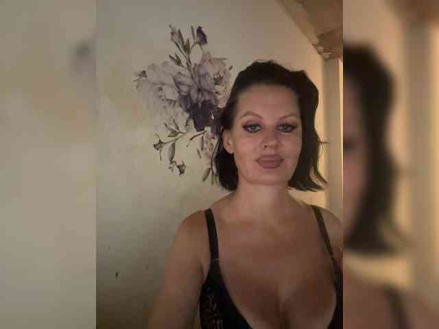 RoyalBreasts webcam