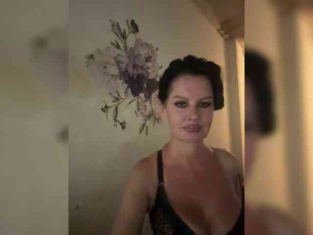 RoyalBreasts webcam