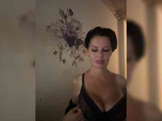 RoyalBreasts webcam