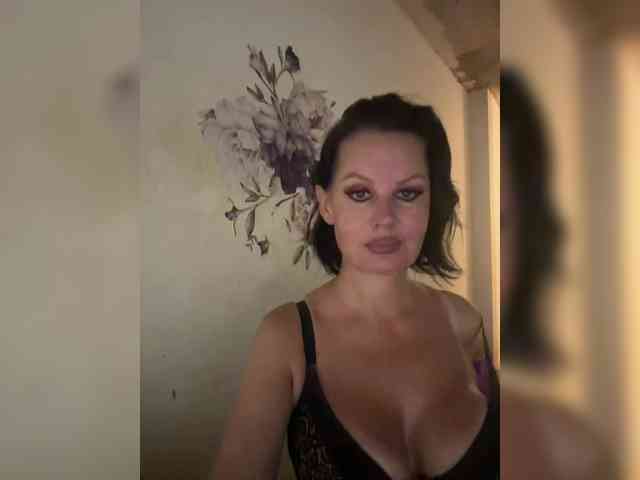 RoyalBreasts webcam