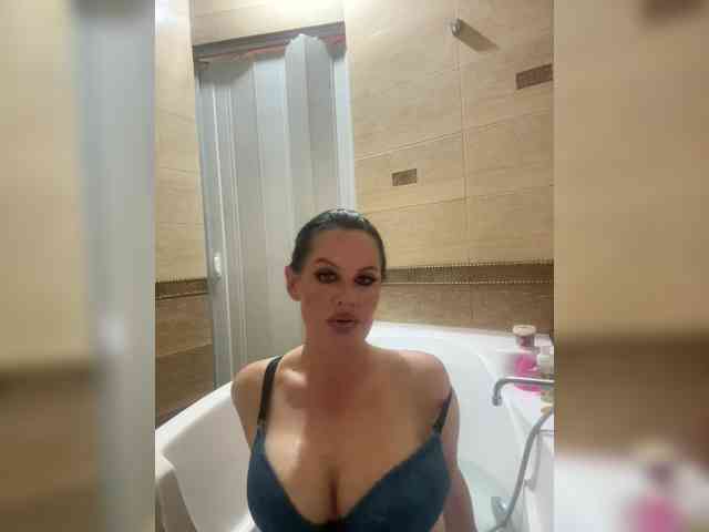 RoyalBreasts webcam