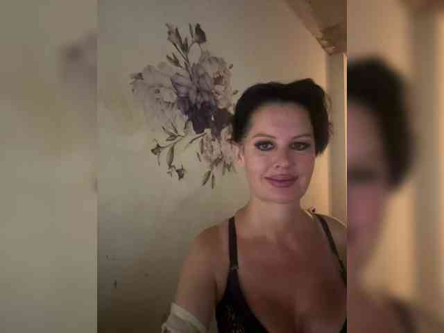 RoyalBreasts webcam