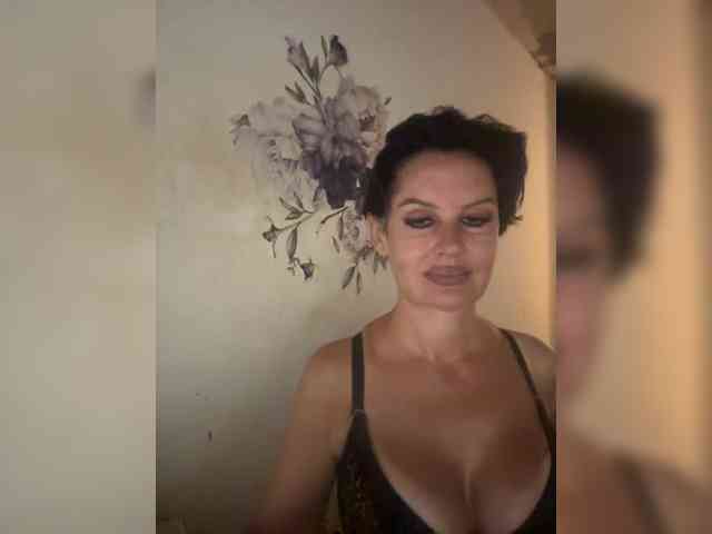 RoyalBreasts webcam