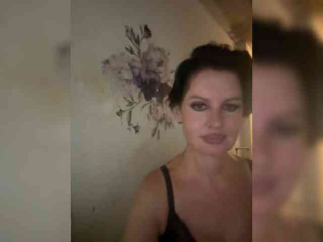RoyalBreasts webcam