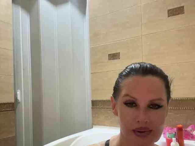 RoyalBreasts webcam