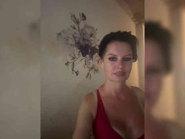 RoyalBreasts webcam