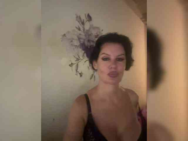 RoyalBreasts webcam