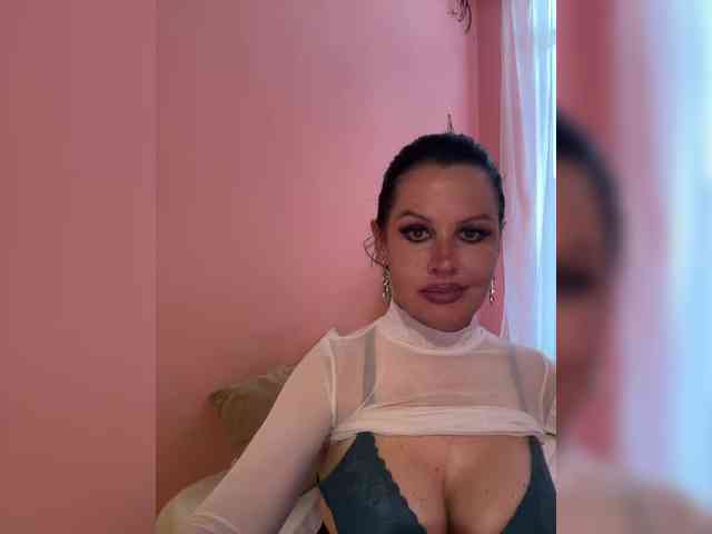 RoyalBreasts webcam