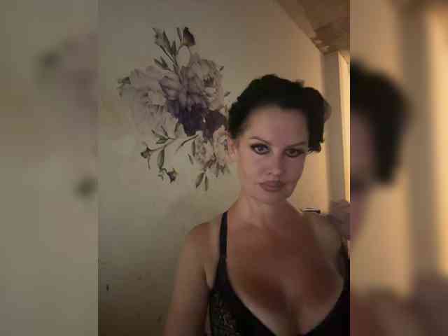 RoyalBreasts webcam