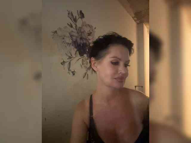 RoyalBreasts webcam