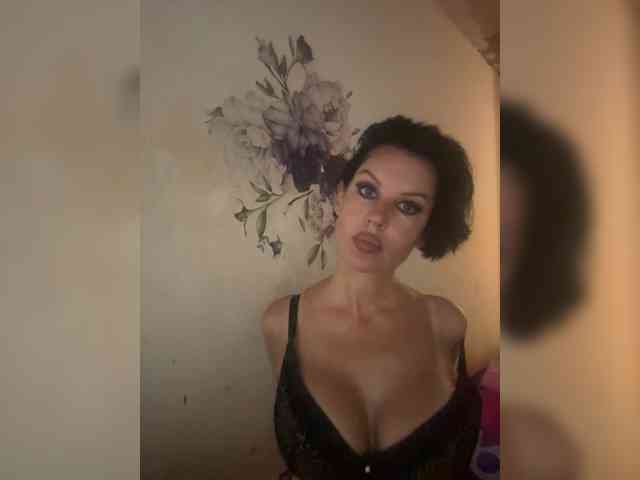 RoyalBreasts webcam