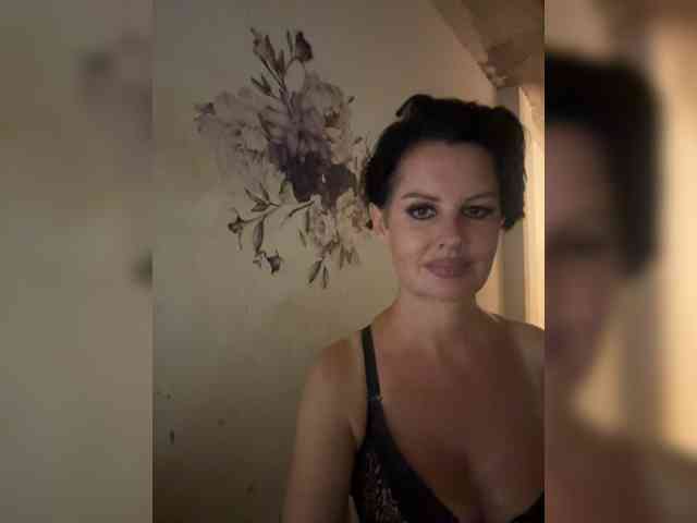 RoyalBreasts webcam