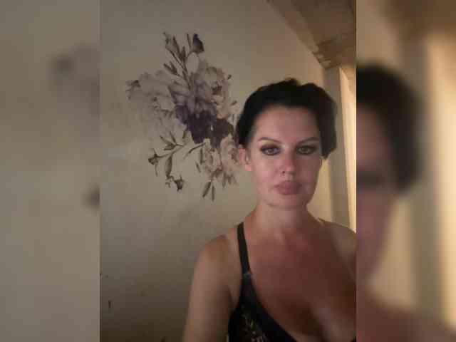RoyalBreasts webcam