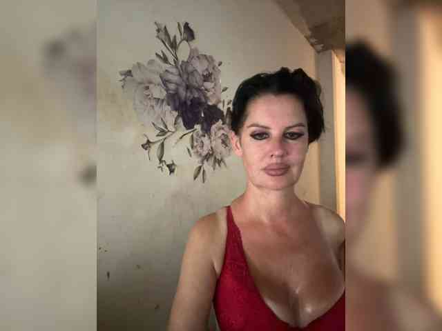 RoyalBreasts webcam