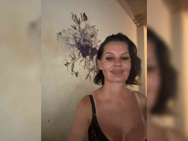RoyalBreasts webcam