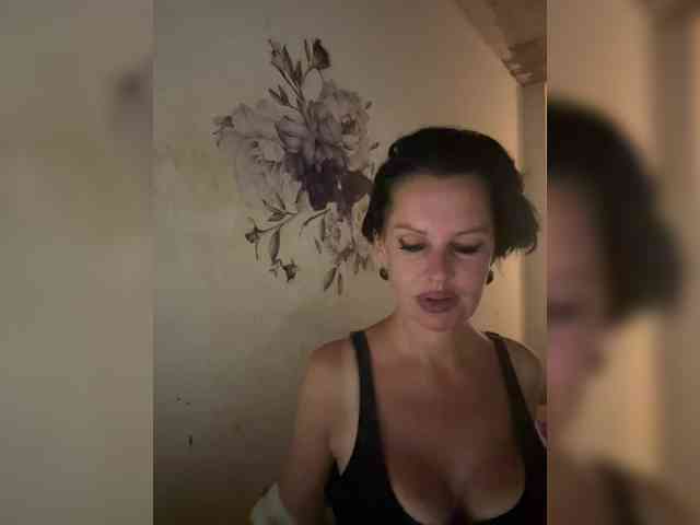 RoyalBreasts webcam