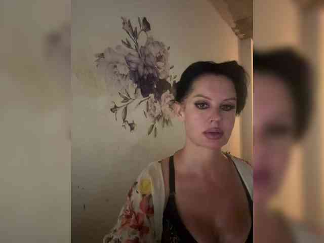 RoyalBreasts webcam