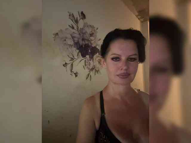 RoyalBreasts webcam