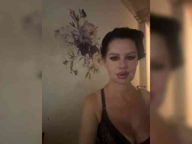 RoyalBreasts webcam