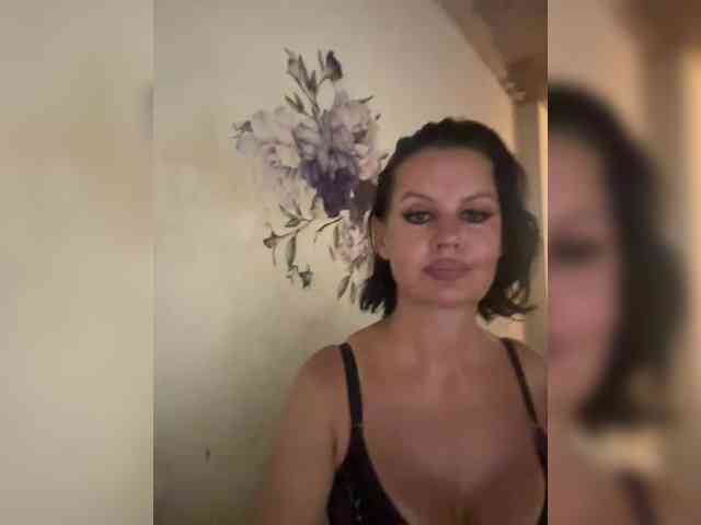 RoyalBreasts webcam