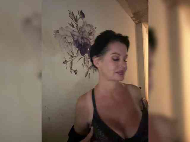 RoyalBreasts webcam