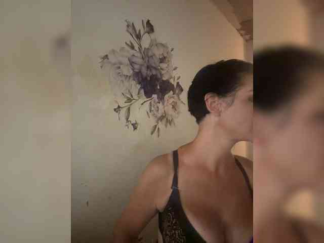 RoyalBreasts webcam