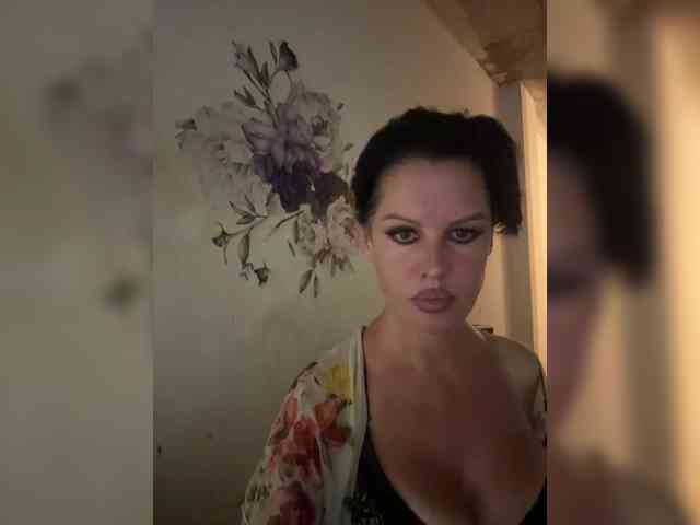 RoyalBreasts webcam
