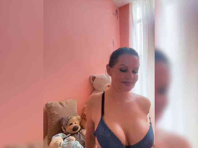 RoyalBreasts webcam