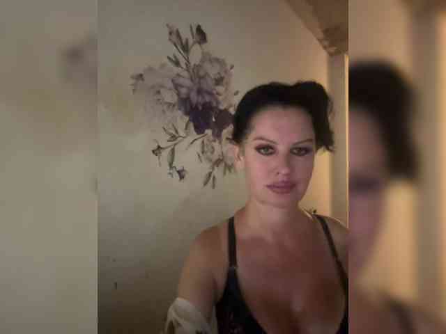 RoyalBreasts webcam
